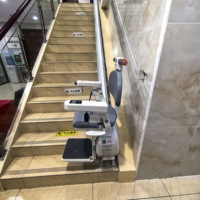 Monte-escalier moderne sans fil télécommandé pour villas, démarrage et arrêt sécurisé en un clic, conception pour escalier droit