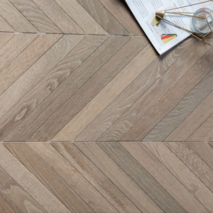 Suelo de Roble Chevron de Ingeniería, 385x40 mm, Grosor 15/4 mm, AB Ahumado, Curado UV, Instalación con Sistema de Clic, Curado UV - Product Image 3