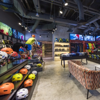 Étagère de présentation pour magasin de sport, présentoir en métal avec éclairage LED pour vêtements de sport, design d'intérieur de salle de sport