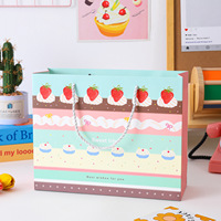 Sacs cadeaux en papier mignons pour desserts avec poignées en corde, sacs imprimés gâteau aux fraises et bonbons pour anniversaires, fêtes et emballages cadeaux