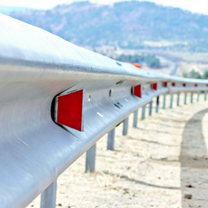 Barandilla de estructura de acero de dos ondas Venta al por mayor Seguridad de tráfico a lo largo de un cinturón Corredor de una carretera W Beam Highway <span class=keywords><strong>Guardrail</strong></span> - Product Image 1