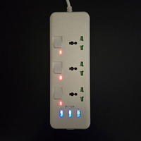 Multiprise avec 3 ports USB et 3 prises secteur, dotée de boutons de commande et d'indicateurs LED