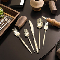 Un ensemble de couverts en métal brillant pour une table à manger haut de gamme - un sentiment de cérémonie