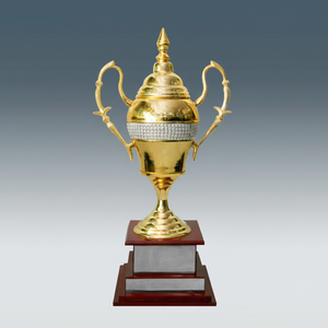 Prix de gros Globe d'or moderne avec un motif de carte détaillé sur un axe métallique incliné et une base carrée sombre. - Product Image 1