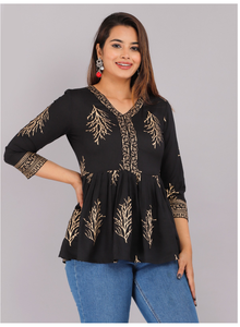 Top plisado estampado de rayón negro de calidad garantizada, con cuello en V y manga tres cuartos, informal y elegante para mujer, de exportación. - Product Image 2