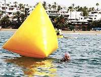 Bouées de natation gonflables en PVC personnalisées en forme de pyramide, capacité de 100 à 500 kg, pour parcs aquatiques extérieurs et utilisation sur la plage
