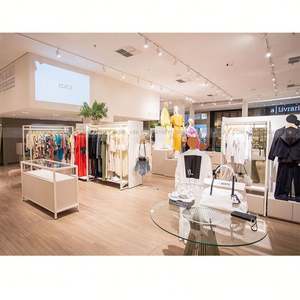 Estante de exhibición de tela personalizado de fábrica, estante de madera para ropa de exhibición de tienda, estante de ropa dorado para vestidos Boutique - Product Image 2