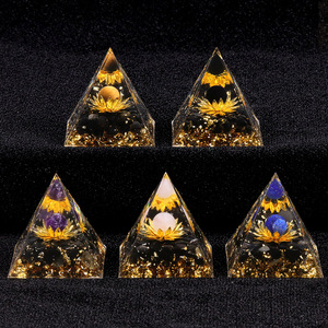 Nuovo Prodotto: Sfera Piramidale di Loto da 5 cm con Pietre Frantumate, Ornamento Artigianale Lucidato e Curativo - Product Image 4