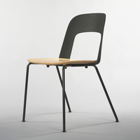 Ensemble table et chaises de restaurant moderne avec plateau en bois et structure en acier, durable et facile à nettoyer