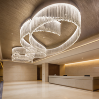 Lustre de plafond en cristal K9 multi-anneaux incurvé sur mesure, grand luminaire décoratif LED moderne pour hall d'hôtel et réception