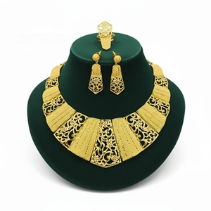 Magnifique ensemble de colliers plaqués or 4 pièces avec collier sautoir et collier plaque, parfait pour les mariages et les fêtes - Product Image 5