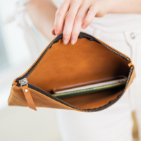 Pochette de maquillage simple à fermeture éclair, grande capacité, en cuir PU avec logo personnalisé et lettres brodées