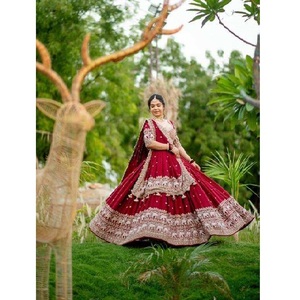 Conjunto de Lehenga Choli de Novia Color Granate de Diseñador con Bordado Pesado de Hilo, Trabajo de Lentejuelas y Dupatta con Latkan para Vestimenta de Boda Tradicional - Product Image 2