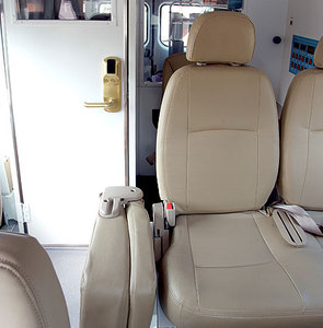 Nuova Ambulanza ICU Diesel Manuale Completamente Isolata e Semi-Isolata per il Trasporto e il Monitoraggio di Malattie Infettive - Product Image 2