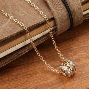 Hollow Out Hourglass Pendant Necklace for Women, Minimalist Fashion Collarbone Chain with Elegant Style - Product Image 4