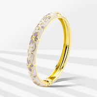 Gelang Bangle Cloisonne Lapis Emas 8mm Lebar dari Paduan Seng dengan Motif Bunga Enamel Putih untuk Wanita, Gaya Vintage