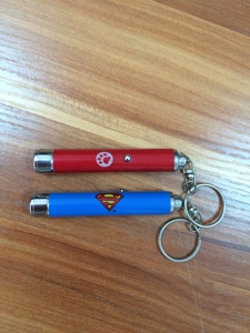 Biểu tượng tùy chỉnh Mini Nhôm <span class=keywords><strong>Torch</strong></span> 3-5m chiều dài tiêu cự <span class=keywords><strong>LED</strong></span> chiếu <span class=keywords><strong>Keychain</strong></span> lụa Màn hình in ấn khuyến mại Carabiners móc khóa - Product Image 6