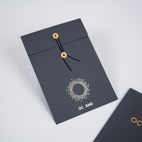Amplop Kertas Logo Hot Stamping Kustom dengan Kancing Tali, Amplop Kertas Kemasan Hadiah untuk Kartu Perhiasan