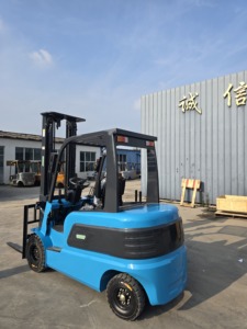 מלגזה ארגונומית עם מושב מתכוונן לנוחות המפעיל במהלך משמרות ארוכות - Product Image 4