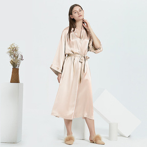 Vestaglia Elegante da <span class=keywords><strong>Donna</strong></span> in Seta di Gelso 100% 19 Momme, Lunghezza al Ginocchio, Maniche Lunghe con Logo Frontale - Lussuoso Abbigliamento da Notte e <span class=keywords><strong>Accappatoio</strong></span> - Product Image 3