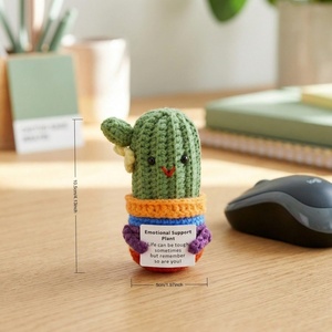 Cactus miniature au crochet pour décoration de bureau et cadeau de fêtes : une peluche végétale au crochet réconfortante avec une carte inspirante - Product Image 5