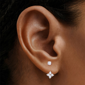 Boucles d'oreilles clous ajustables en argent sterling S925 avec pierre de moissanite, motif fleur à quatre feuilles, pièce unique - Product Image 5
