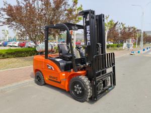 Carretilla elevadora con motor Nissan FL 40, capacidad de 4 toneladas con cabina certificada CE para uso en planta de fabricación - Product Image 3