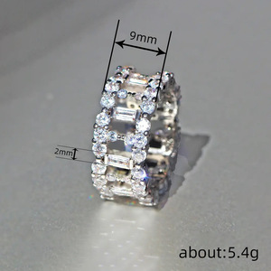 Anello Geometrico Cavo con Zirconi per Donne, Gioiello di Design Scintillante e Alla Moda - Product Image 4
