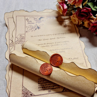 Invitation personnalisée romantique vintage en rouleau de papier avec des bords brûlés vieillis, logo en relief, sceau de cire rouge, boîte