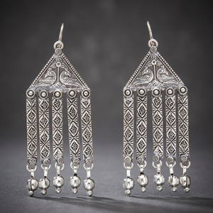 Boucles d'oreilles pendantes classiques Indo-Occidentales pour femmes Kanhai Jewels avec placage oxydé, cristal et strass blancs 9485 - Product Image 3