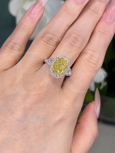 Anillo de tres piedras de halo de diamante cultivado en laboratorio amarillo elegante ovalado 7.40tcw | Anillo de compromiso de tres piedras certificado por IGI con claridad de - Product Image 2