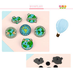 Spilla smaltata a forma di cuore verde 'Amo la Mamma Terra', distintivo ecologico per giacca in denim, spilla a tema natura - Product Image 1