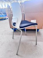 Chaise de bureau ergonomique en plastique avec siège en tissu noir et structure métallique, empilable, pour le lieu de travail et les salles de formation