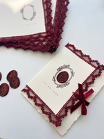 Libro de Votos Matrimoniales Romántico Vintage con Encaje Borgoña, Tarjetas Personalizadas con Monograma y Sello de Cera, Folleto de Votos con Borde Decorativo, Invitaciones de Boda