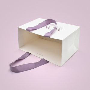 Borsa di Lusso Personalizzata in Carta Kraft Ecologica per Abbigliamento con Manici di Design per Shopping e Confezioni Regalo - Product Image 4