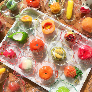 Jouet à presser Taba en forme de fruits mignons : ananas, tomate et pêche - Product Image 1