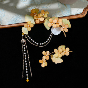 Horquilla para el cabello original hecha a mano, estilo otoñal, con diseño de flores de terciopelo envueltas, estilo hada antiguo, con borlas y maquillaje tradicional chino. - Product Image 1