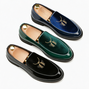 Mocasines bordados para hombre, de piel charol, con punta redonda, para vestir, en negro, verde y azul marino, para oficina o uso casual. - Product Image 1