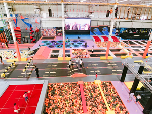 Équipement de terrain de jeu intérieur pour enfants, équipement de jeu souple avec toboggan en forme de beignet et fosse de mousse, parc de trampolines pour enfants - Product Image 1
