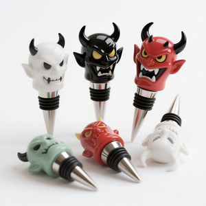 Tappo per <span class=keywords><strong>Vino</strong></span> Cacciatore di Demoni Gotico - Sigillo per Bottiglia in Ceramica Dipinto a Mano 3D, Accessorio Personalizzato per Bar a Tema Oscuro e Accento per Cene Rituale - Product Image 1