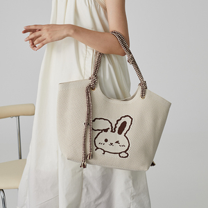 Sac fourre-tout surdimensionné pour femme avec logo personnalisé motif <span class=keywords><strong>lapin</strong></span> 2026, <span class=keywords><strong>en</strong></span> polyester recyclé, fermeture ouverte, nouveau style, accessoire de mode - Product Image 5