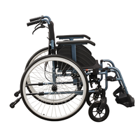 Fauteuil roulant manuel pliable et léger avec accoudoirs amovibles et réglables en hauteur