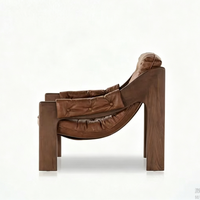 Fauteuil de salon moderne en bois massif vintage avec coussin en cuir PU, idéal pour les hôtels de charme et les villas.