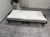 Lit pliant en gros avec matelas épais, cadre métallique portable, lit d'appoint pliable avec roues verrouillables pour appartement, bureau, repos