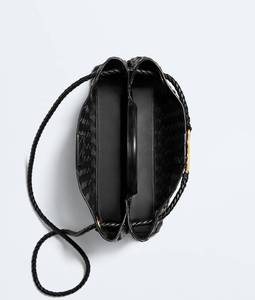 Reloj Mecánico de Lujo para Hombre con Silueta Alargada en Cuero Intrecciato Flexible, Detalle de Nudo Distintivo y Cierre Deslizante - Product Image 6