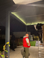 Pavillon moderne en aluminium avec toit à lamelles motorisées 100% imperméable Auvent de terrasse extérieur avec éclairage LED
