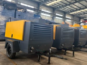 เครื่องอัดอากาศแบบสกรูดีเซลเคลื่อนที่ได้ ขนาด 400 ลูกบาศก์ฟุตต่อนาที 8 บาร์ คัมมินส์ 4BT 93 กิโลวัตต์ ระบบขับเคลื่อนแบบขั้นตอนเดียว สำหรับงานเจาะหิน งานพ่นทราย - Product Image 2