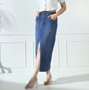 Jupe midi décontractée en jean délavé à taille haute, coupe trapèze, avec fente avant - Product Image 3