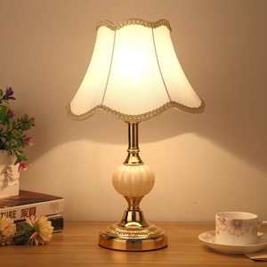Lampada da Tavolo Classica Europea Bianca con Paralume in Tessuto e Decorazioni Floreali Antiche per Camera da Letto, Soggiorno e Studio - Product Image 5