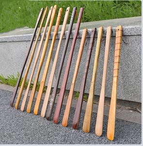 Corne à chaussures courte portable et confortable et cuillère à chaussures à poignée en bois avec logo - Product Image 2